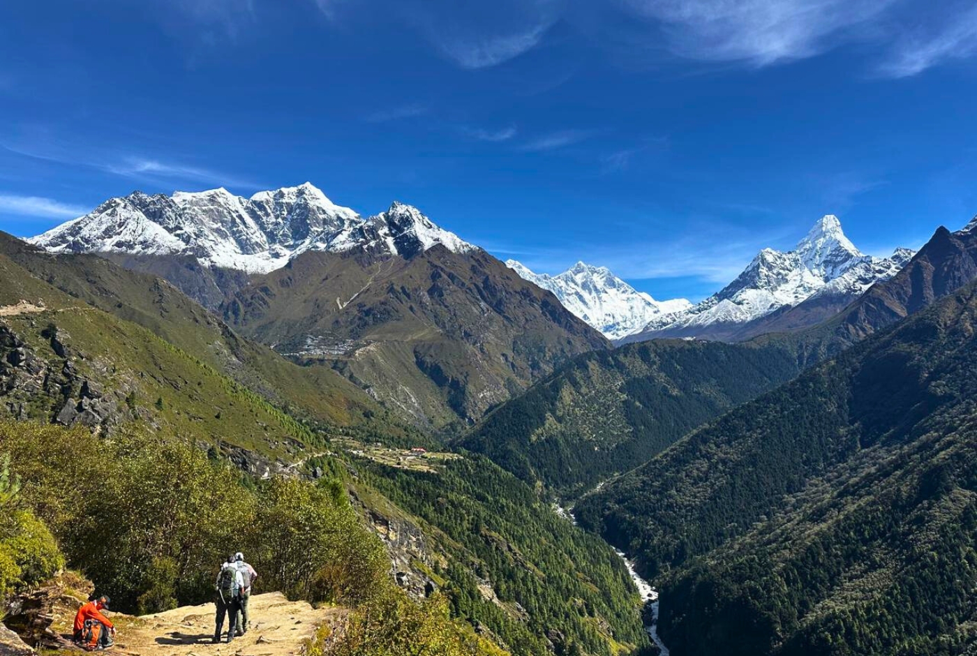 Popular timr to trek everest
