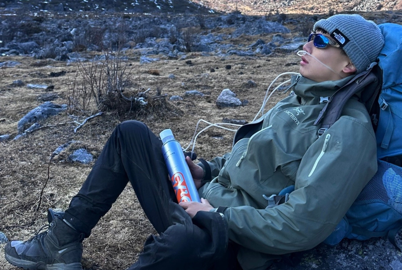 Supplement Oxygen Cylinder at EBC Trek